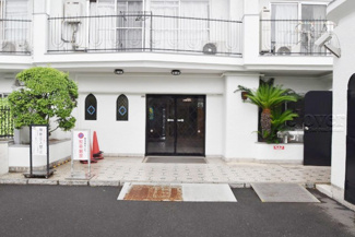 【エントランス】 | お客様を、そして住人を出迎えてくれるマンションのエントランス。ゴミが落ちていないことからも、管理状態の良さや住民の節度の高さが見て取れます。～即日のご見学可能～　お問合せはお気軽にどうぞ。
