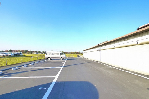 中田モータープール（ガレージ）の外観