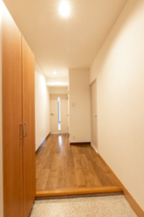 フローラコートの玄関