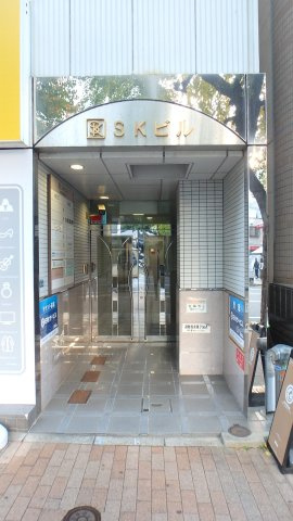 SKビルのエントランス