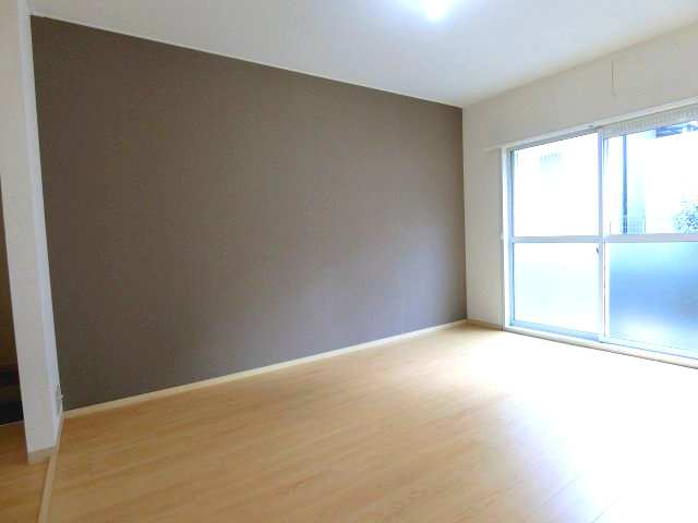 メゾン・ド・スズランの居間・リビング|リビングのクロスがアクセントとなっております