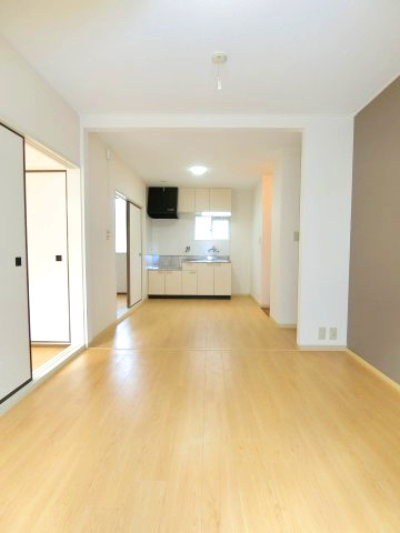 メゾン・ド・スズランの居間・リビング|こちらの居間で趣味の時間をお楽しみください