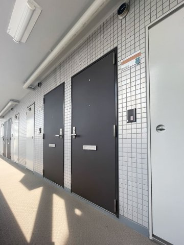 ニューブ神戸の玄関