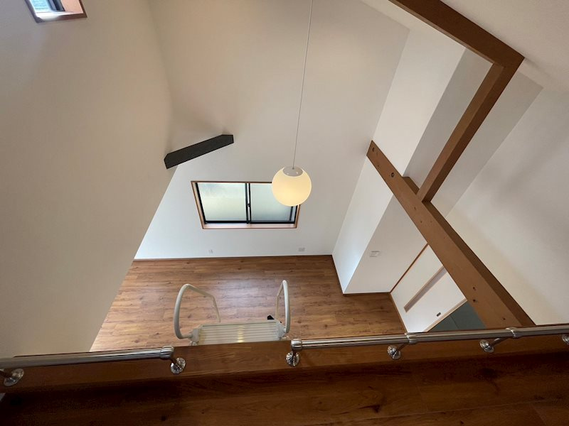 西宮市泉町　中古戸建の居間・リビング|ロフトよりリビングをのぞむ