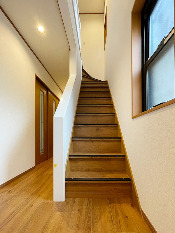西宮市泉町　中古戸建の内装|天井までの収納があります。廊下と階段に面しているためゆったりとした広さがあります。