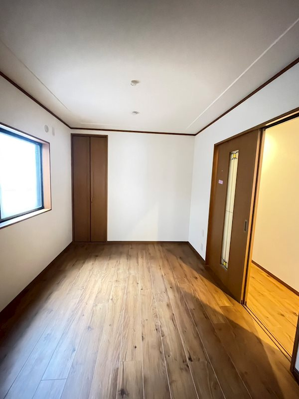 西宮市泉町　中古戸建の洋室|1階洋室（中央）、南側の洋室とつなげて利用すれば大空間として利用も可能。