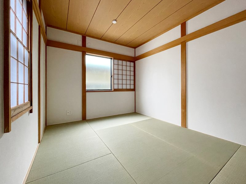 西宮市泉町　中古戸建の和室|2階6帖の和室、2面に窓があり明るいお部屋です。