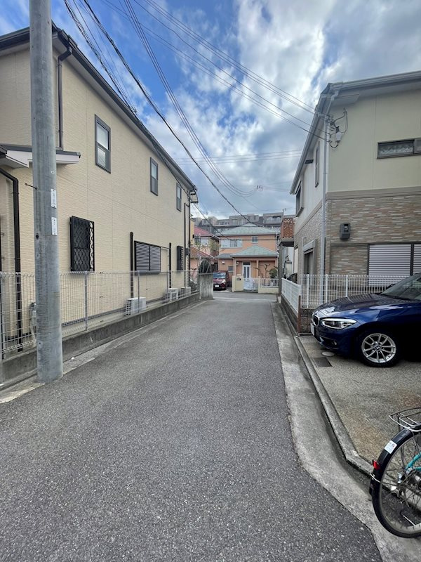 西宮市泉町　中古戸建の前面道路含む現地写真|位置指定道路