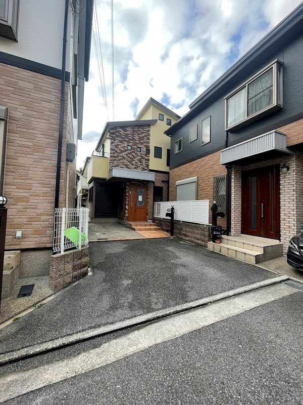 西宮市泉町　中古戸建の前面道路含む現地写真|隅切りがあるため駐車もしやすい形状です。　ハイルーフ車も駐車可能