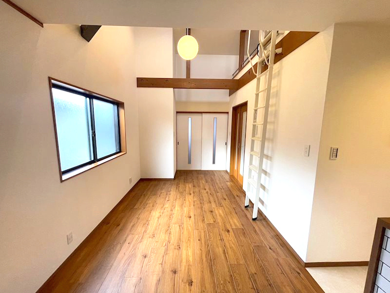 西宮市泉町　中古戸建の居間・リビング|南側と西側に窓があり明るいお部屋です。吹き抜け天井に梁型がありおシャレな造りになっています。