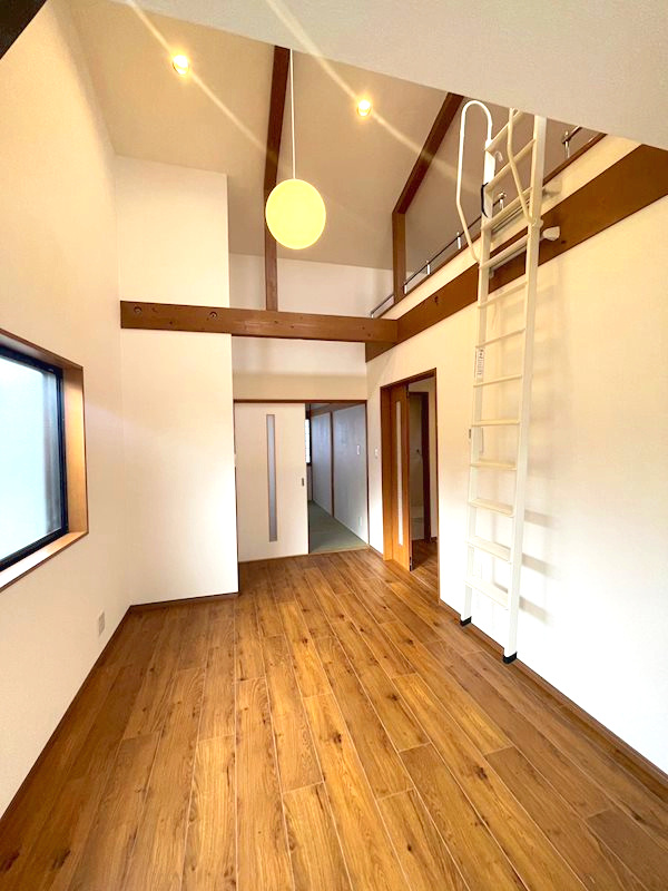 西宮市泉町　中古戸建の居間・リビング|上部吹き抜けのリビング、南面上部に窓がありリビングの隅々まで明るい作りです。