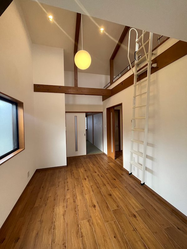 西宮市泉町　中古戸建の居間・リビング|ロフトがある広々リビングのお家に住んでみませんか？外壁塗装・内部設備等取替済み！鍵は夙川店にございます