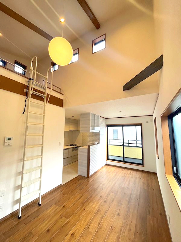 西宮市泉町　中古戸建の居間・リビング|上部吹き抜けのリビングです。階段室上のロフトは収納力があります。