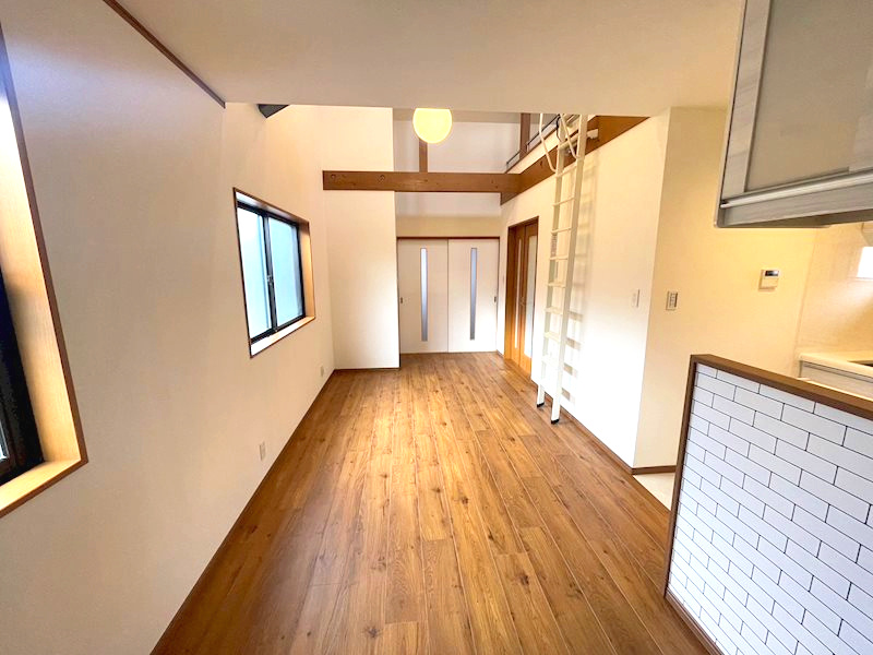 西宮市泉町　中古戸建の居間・リビング|南側と西側に窓があり明るいお部屋です。吹き抜け天井に梁型がありおシャレな造りになっています。