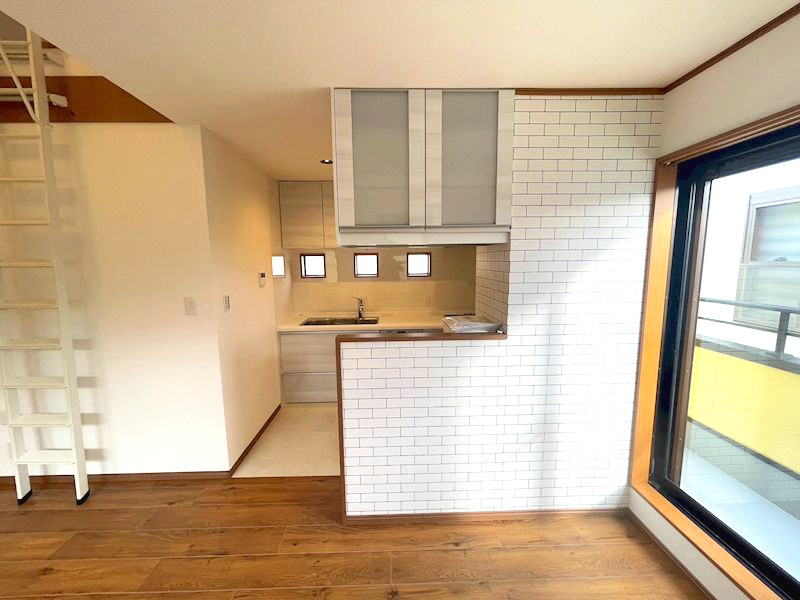 西宮市泉町　中古戸建のキッチン|リビング側より