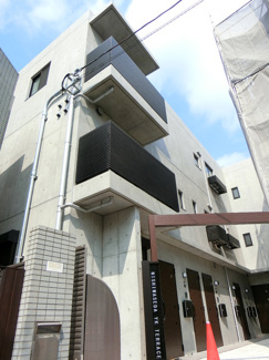 早稲田通りから1本入った落ち着いた立地です☆