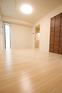 四角い間取りで家具の設置がしやすいお部屋です