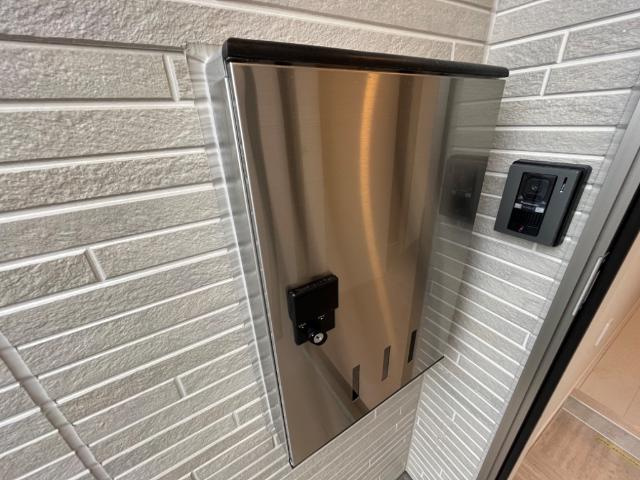 射水市三ヶ賃貸アパート新築工事の玄関|宅配ボックス（イメージ）