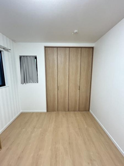 【洋室】 | 洋室6帖(中央)