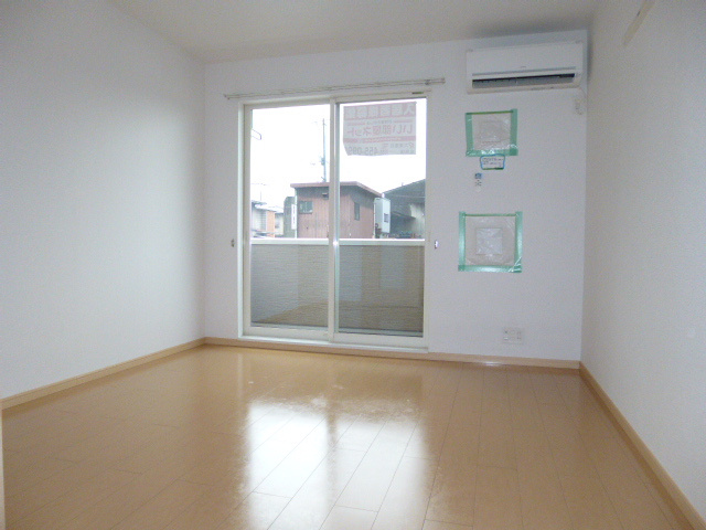 倉敷市東塚２丁目のアパートの居間・リビング|洋室