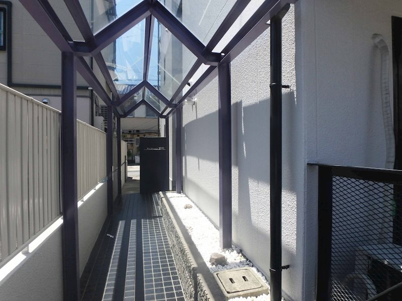 高槻市明野町一棟マンションのエントランス|北側からの共用通路