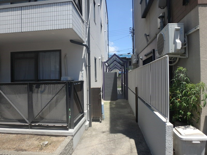 高槻市明野町一棟マンションのその他共用部分|南側からの共用通路