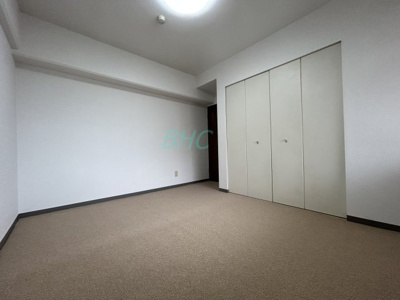 【洋室】 | ライオンズマンション大津秋葉台 | クローゼットのあるお部屋！荷物を収納することでお部屋をスマートに見せることができます。