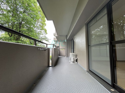 【バルコニー】 | ライオンズマンション大津秋葉台 | 朝の澄んだ空気や、夕方に吹く清々しい風を感じられるバルコニー。