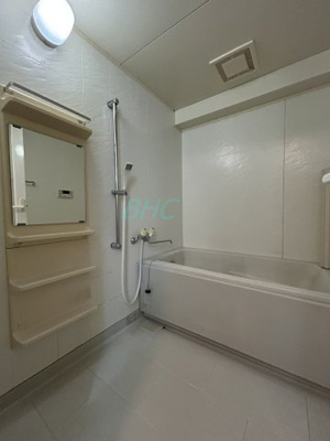 【浴室】 | ライオンズマンション大津秋葉台 | 一日の疲れを癒すバスルームは、心地よいリラックスを叶える清潔感溢れる美しい空間です。