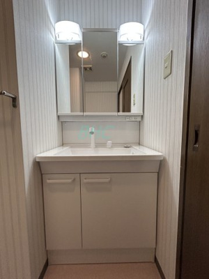 【洗面所】 | ライオンズマンション大津秋葉台 | 清潔感ある洗面台は、身だしなみチェックや肌のお手入れに最適です。