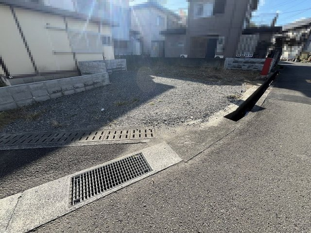 高知市朝倉己　売土地の前面道路含む現地写真