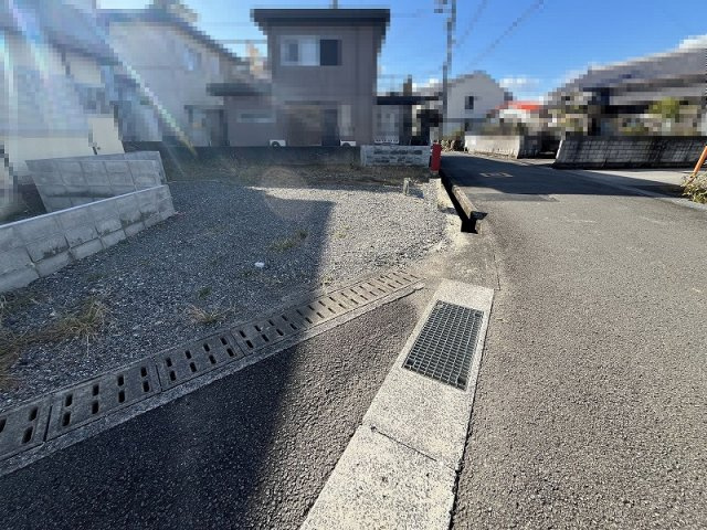 高知市朝倉己　売土地の前面道路含む現地写真