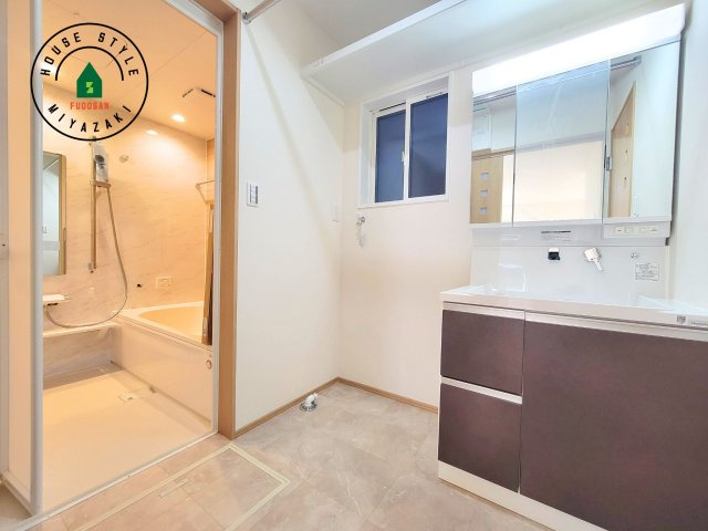 第3清武町今泉モデル（1号棟）の脱衣所|ゆとりの洗面スペースで朝の身支度もスムーズに。暮らしを快適に変えるシャワー付洗面台です！