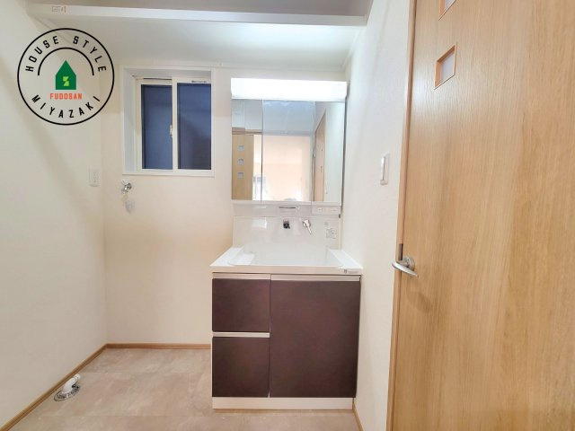 第3清武町今泉モデル（1号棟）の独立洗面台|毎日使うものだから清潔な空間を保ちたい水回り。洗面にはそんな願いを解消させてくれる収納アイデアが満載です。三面鏡の裏側にはキャビネットが現れ小物から背の高い物まで収納できます。