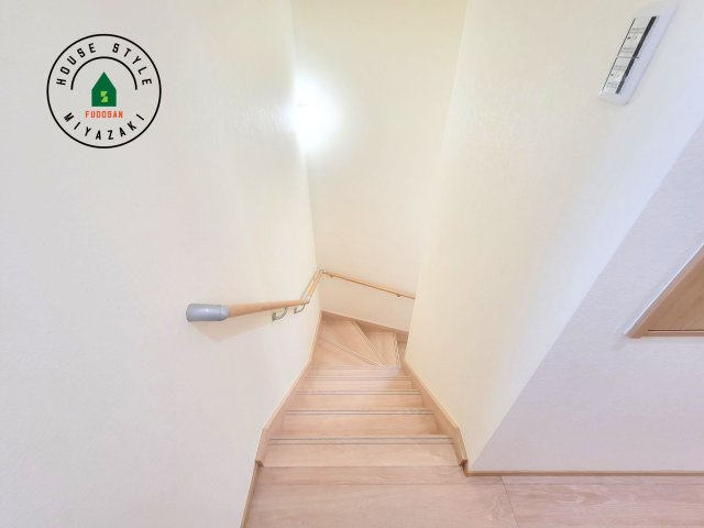 第3清武町今泉モデル（1号棟）の内装|＜手すり付階段＞手すりがないと階段の昇り降りで危険なことはもちろん、壁に手をつきながら歩くことで壁紙が汚れやすくなります。すべての方に快適に昇り降りしていただくため、手すりを設置しました。