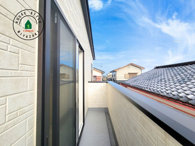 第3清武町今泉モデル（1号棟）のバルコニー|風をしっかりと感じられるバルコニーでは、毎日が洗濯日和です。広々としているので洗濯も楽しくなるでしょうし、気分転換にバルコニーからの眺めを楽しむのもいいでしょう。