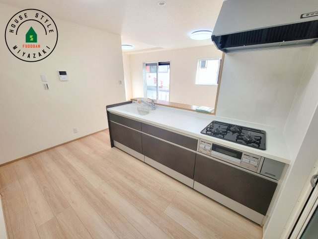 第3清武町今泉モデル（1号棟）のキッチン|ご家族を近くに感じられる対面キッチンのLDK。会話もはずみそうですね。