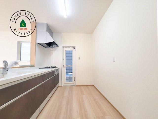 第3清武町今泉モデル（1号棟）のキッチン|ダイニングテーブルへの配膳がラクラク、お料理はかどるカウンター付きシステムキッチン！