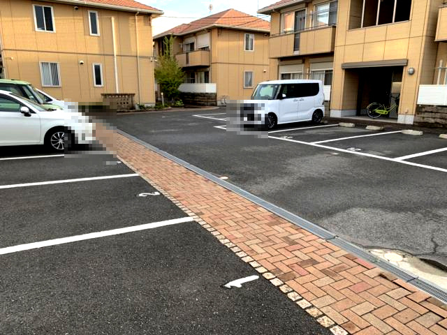カーサミーアBの駐車場