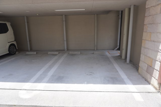 仲介手数料0！！リバーフロントレジデンスの駐車場