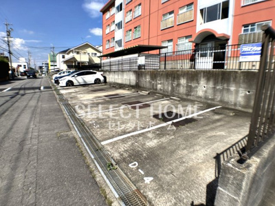 【駐車場】 | エスポアール緑丘 | 駐車場に車を止められます