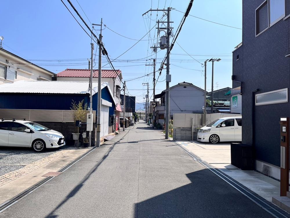 灰塚５丁目　中古一戸建ての前面道路含む現地写真|前面道路含む現地写真　幅員5ｍ
■物件内覧・資金計画相談・住宅ローン相談、リフォーム相談、お問合せ受付中■
※当日・翌日のご内覧、ご相談はお電話でのお問合せがスムーズです！