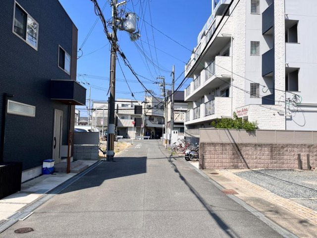 灰塚５丁目　中古一戸建ての前面道路含む現地写真|前面道路含む現地写真　幅員5ｍ
■物件内覧・資金計画相談・住宅ローン相談、リフォーム相談、お問合せ受付中■
※当日・翌日のご内覧、ご相談はお電話でのお問合せがスムーズです！