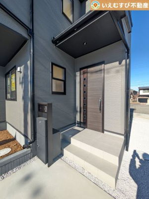 【エントランス】 | Livele Garden.S　熊谷石原2丁目第2 | 落ち着いた色づかいのエントランス
駐車場からアクセスの良いエントランス。雨の日や荷物が多くても安心の動線♪