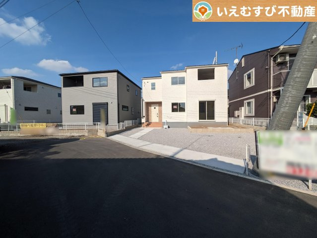 Livele Garden.S　太田第7岩瀬川町の駐車場|並列3台駐車可能なゆとりのカースペース
複数台車をお持ちでも、お友達が遊びに来てもゆとりの駐車スペース！