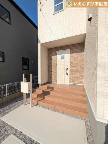 Livele Garden.S　太田第7岩瀬川町のエントランス|落ち着いた色づかいのエントランス
駐車場からアクセスの良いエントランス。雨の日や荷物が多くても安心の動線♪