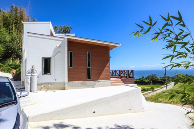 【外観】 | 淡路市谷　新築　リゾート・別荘 | お家の裏に駐車スペースが有ります♪