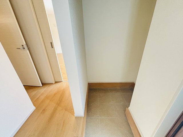 Terrechez中川区中須町2期｜名古屋市の戸建ならホームアップの玄関|ベビーカーやアウトドアグッズの収納に便利なSIC