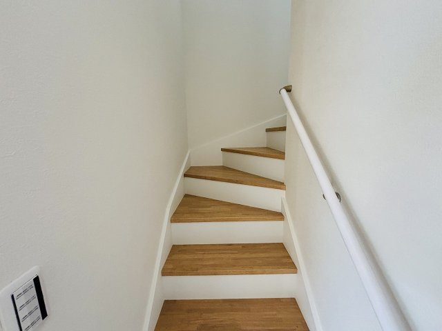 Terrechez中川区中須町2期｜名古屋市の戸建ならホームアップの内装|安心・安全の手すり付き階段