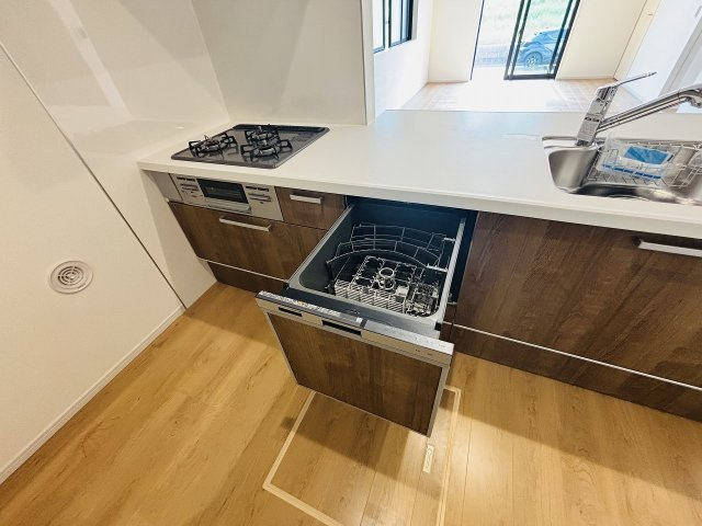 Terrechez中川区中須町2期｜名古屋市の戸建ならホームアップのキッチン|キッチンには食器洗浄乾燥機完備